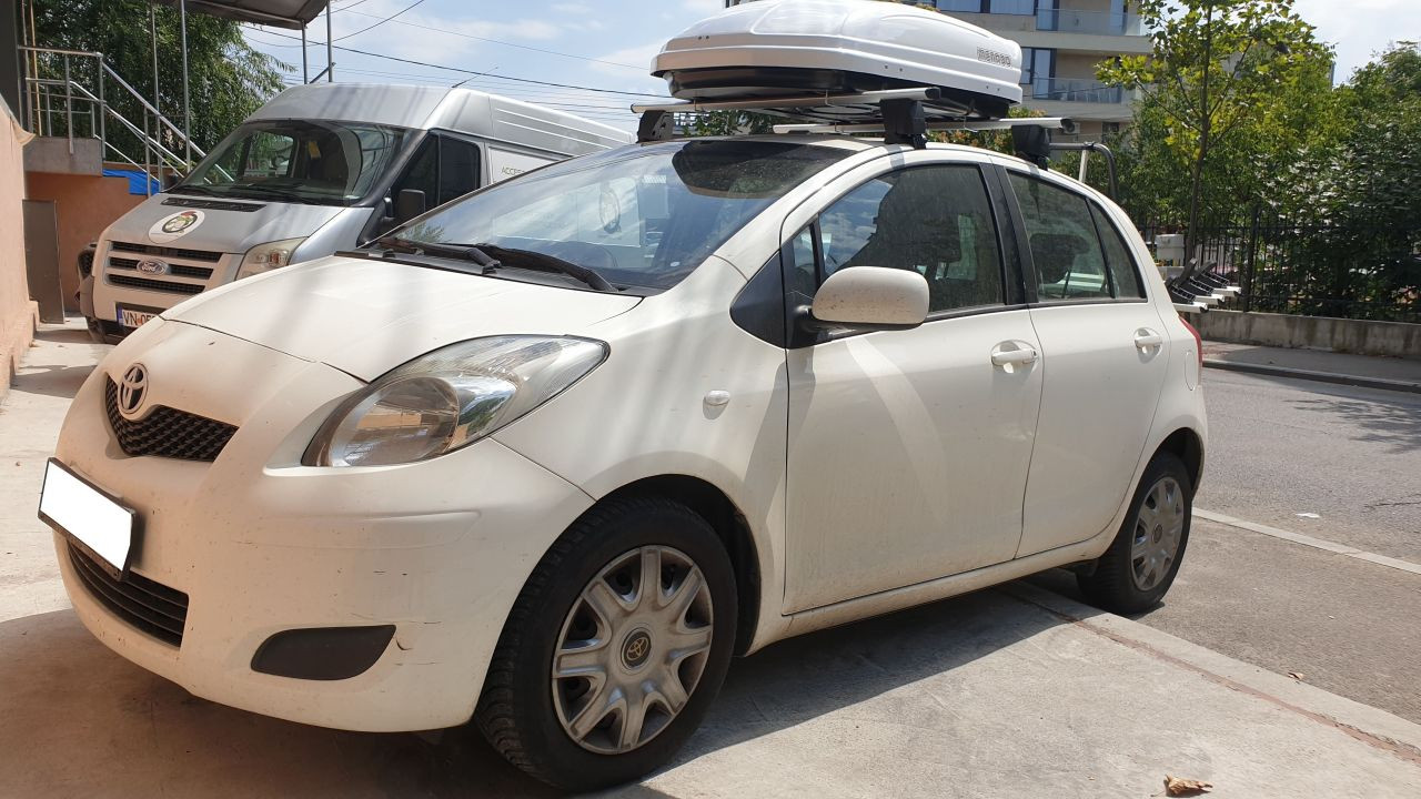 Toyota Yaris bare transversale Menabo Delta Silver, cutie portbagaj Menabo Mania si suport bicicleta Menabo Stand-Up
