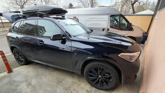 BMW X5 G05 cu bare transversale Menabo Lince Silver XL si cutie portbagaj Menabo Mania 460