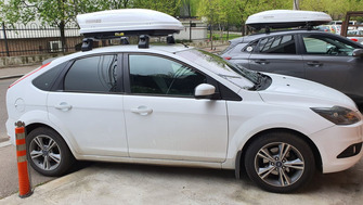 Ford Focus II (C307) cu cutie portbagaj Menabo Mania 460 litri alba pe bare transversale