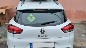 Renault Clio IV Grandtour cu bare transversale Menabo Sherman Silver si cutie Menabo Mania 320