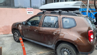 Dacia Duster I (HS) 2010-2013 cu bare transversale Menabo Brio si cutie portbagaj Menabo Mania