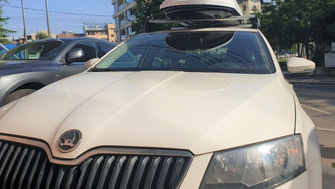 Skoda Octavia III (5E) cu cutie portbagaj Menabo Mania alba pe bare transversale