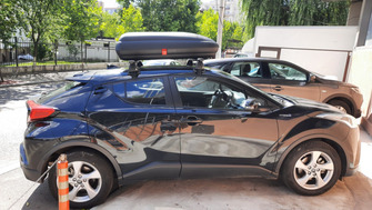 Toyota C-HR generatia 1 (AX10) cu bare Menabo Delta Black si cutie portbagaj Carbon Look 320L
