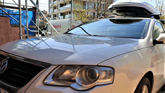 Volkswagen Passat cu bare transversale K39 King si cutie portbagaj Menabo Mania