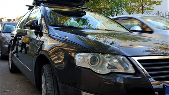 Volkswagen Passat Variant cu bare Menabo Jackson si cutie portbagaj Menabo Marathon Dark 460