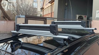 Hyundai Tucson bare transversale Menabo Tiger si suport schi si snowboard Menabo Yelo