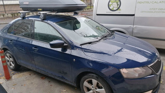 Skoda Rapid (2012-2019) cu bare transversale K39 si cutie portbagaj Menabo Marathon Dark 400