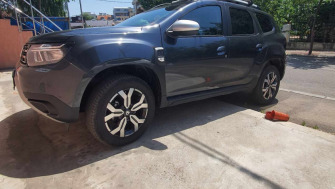 Dacia Duster bare transversale Menabo Brio si cutie portbagaj Menabo Marathon