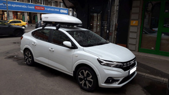 Dacia Logan III (LJI) cu bare transversale si cutie portbagaj Menabo Mania pe plafon