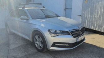 Skoda Superb bare transversale Menabo Tema si suport schi si snowboard Menabo Yelo 6