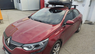 Renault Megane IV Grand Coupe cu bare Menabo Delta Black si cutie portbagaj Menabo Mania 400