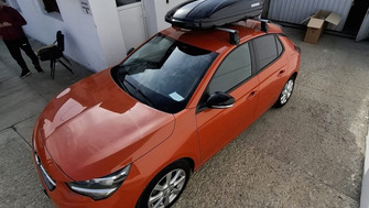 Opel Corsa cu bare transversale Menabo Tema si cutie portbagaj Menabo Mania 400