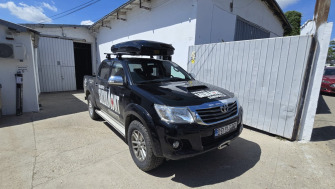 Toyota Hilux bare transversale Thule Evo Raised Edge si cutie portbagaj Thule Motion XT