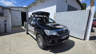 Toyota Hilux bare transversale Thule Evo Raised Edge si cutie portbagaj Thule Motion XT