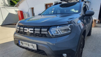 Dacia Duster bare transversale Menabo Brio si cutie portbagaj Menabo Marathon Dark 400