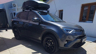 Toyota RAV4 XA50 cu bare transversale Thule Evo Clamp Black si cutie portbagaj Thule Force XT S