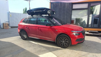 Skoda Kamiq bare portbagaj Menabo Sonic Black si cutie portbagaj Thule Motion 3 L