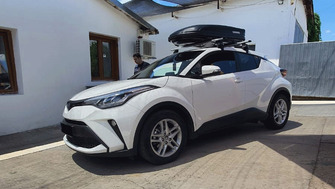 Toyota C-HR bare transversale Menabo Omega Plus si cutie portbagaj Menabo Marathon Dark 400