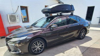 Toyota Camry bare portbagaj Thule Evo Clamp Silver si cutie portbagaj Thule Force XT M
