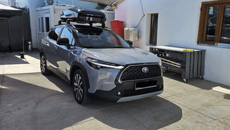 Toyota Corolla Cross bare portbagaj Thule Edge Clamp Black si cutie portbagaj Thule Motion 3 Sport