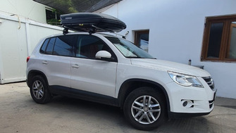 Volkswagen Tiguan bare portbagaj Menabo Omega si cutie portbagaj Menabo Marathon Dark 400