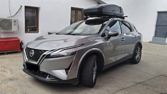 Nissan Qashqai bare portbagaj Menabo Sonic Black si cutie portbagaj Thule Force XT