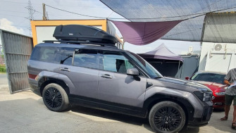 Hyundai Santa Fe bare transversale Thule Evo Raised Rail Edge Black  si cutie portbagaj Thule Force XT M