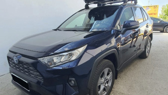 Toyota RAV4 bare portbagaj Thule Edge Clamp Black si cutie portbagaj Yakima SkyTour 420 Black