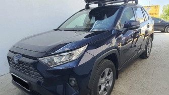 Toyota RAV4 bare portbagaj Thule Edge Clamp Black si cutie portbagaj Yakima SkyTour 420 Black