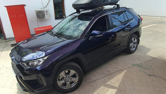 Toyota RAV4 bare portbagaj Thule Edge Clamp Black si cutie portbagaj Thule Force XT M