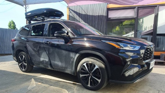 Toyota Highlander bare portbagaj Thule Evo Raised silver si cutie portbagaj Menabo Mania 400 Black