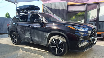 Toyota Highlander bare portbagaj Thule Evo Raised silver si cutie portbagaj Menabo Mania 400 Black