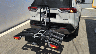 Toyota RAV4 suport bicicleta cu prindere pe carlig Thule EasyFold XT3 pentru 3 biciclete