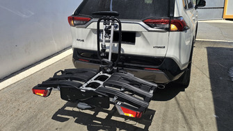Toyota RAV4 suport bicicleta cu prindere pe carlig Thule EasyFold XT3 pentru 3 biciclete