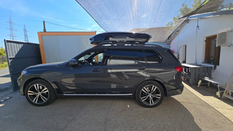 BMW X7 bare portbagaj Thule Evo Raised Edge Black si cutie portbagaj Thule Motion 3M