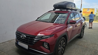 Hyundai Tucson (NX4) 2020+ cu bare transversale Menabo Tiger Black si cutie Thule Force XT S Negru Mat