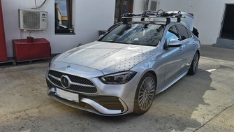 Mercedes C Class cu bare portbagaj Thule Evo Clamp Silver si suporturi de bicicleta Thule ProRide 598