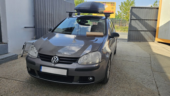 Volkswagen Golf V cu bare transversale Menabo Delta Black si cutie Menabo Marathon 320