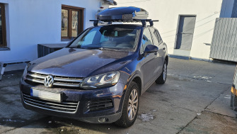 Volkswagen Touareg II (7P) cu bare transversale Menabo Delta Black si cutie Menabo Satellite 550 DUO Black