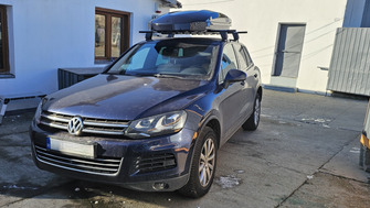 Volkswagen Touareg II (7P) cu bare transversale Menabo Delta Black si cutie Menabo Satellite 550 DUO Black