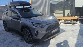 Toyota RAV 4 2018+ cu bare transversale Menabo Dedicate OE si cutie Mania 460 Black
