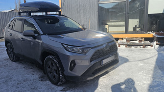 Toyota RAV 4 2018+ cu bare transversale Menabo Dedicate OE si cutie Mania 460 Black
