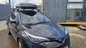 Toyota C-HR cu bare transversale Menabo Omega Plus si cutie Menabo Diamond 450 Black