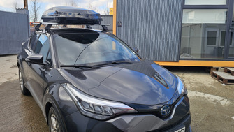 Toyota C-HR cu bare transversale Menabo Omega Plus si cutie Menabo Diamond 450 Black