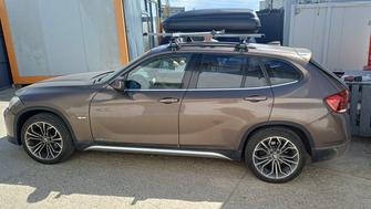 BMW X1 (E84) bare transversale Menabo Omega Otel cu suport bicicleta Menabo Huggy Lock si cutie portbagaj Carbon Look 320L