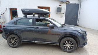 Honda HR-V II cu bare transversale Menabo Delta Black si cutie portbagaj Menabo Marathon Dark 400