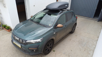Dacia Sandero cu cutie Menabo Marathon Dark 400