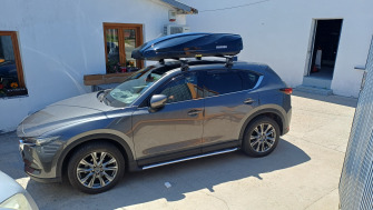 Mazda CX-5 cu bare transversale Menabo Delta Black si cutie portbagaj Menabo Starla 500 DUO ABS Black