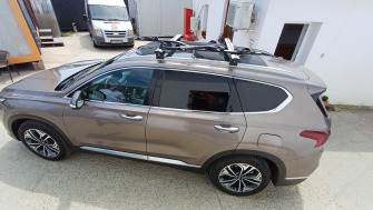 Hyundai Santa Fe cu bare transversale Menabo Lince Silver XL si suport de bicicleta Menabo Motus