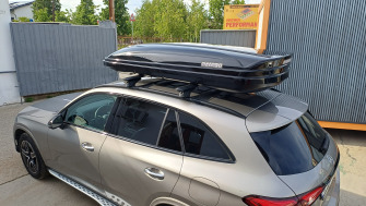Mercedes GLC 2025 cu bare transversale Menabo Sonic Black si cutie portbagaj Menabo Mania 580 ABS Black